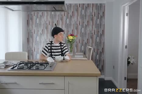 Грудастая нимфетка Brooklyn Blue частенько хочет секса