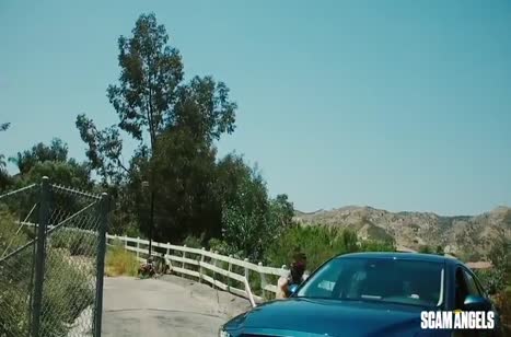 Девочки замутили порнуху на лужайке у дома