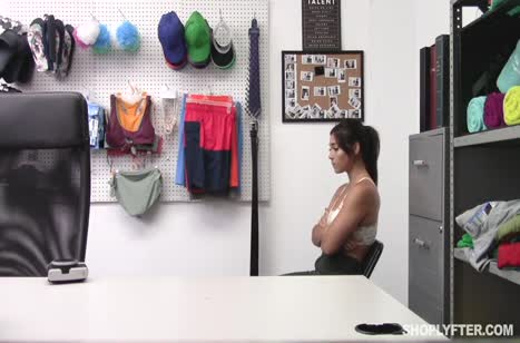 За кражу бедную Brooklyn Gray жестко наказали членом