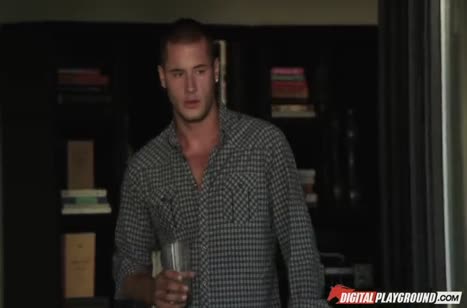 Опытная мамаша Lisa Ann умело обращается с пенисом