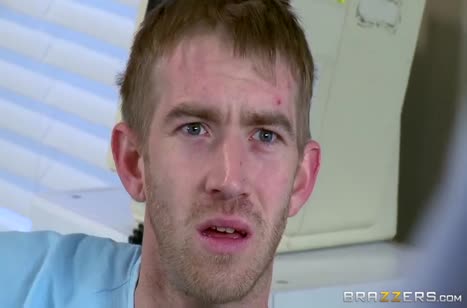 Сочная докторша Julia Ann по своему лечит больного