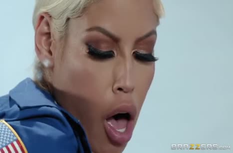 Грудастая лесбиянка Karma RX устроила трах с полицейской