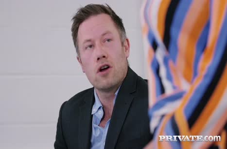 Sienna Day в чулочках не брезгает сексом на работе